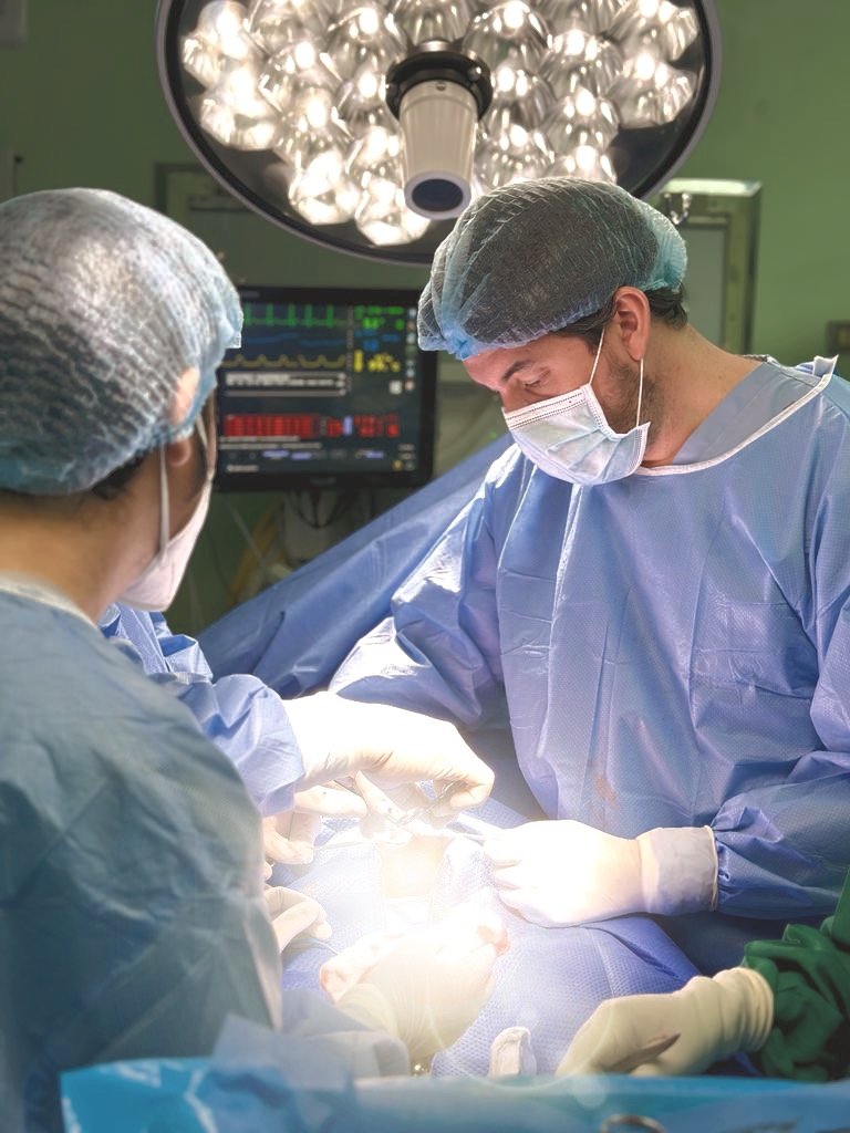 Foto del doctor Pablo Garcia, Urologo en Guayaquil, realizando una cirugia de prostata.