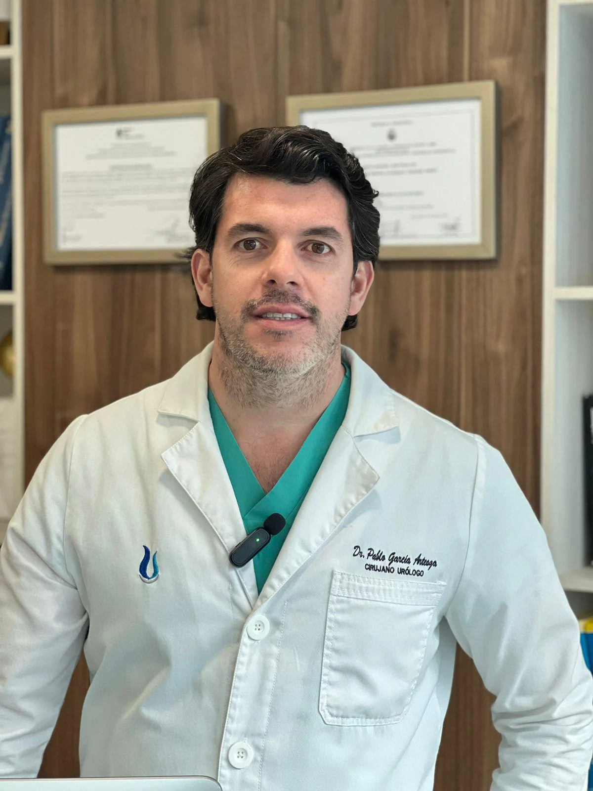 Dr. Pablo García en consulta urológica